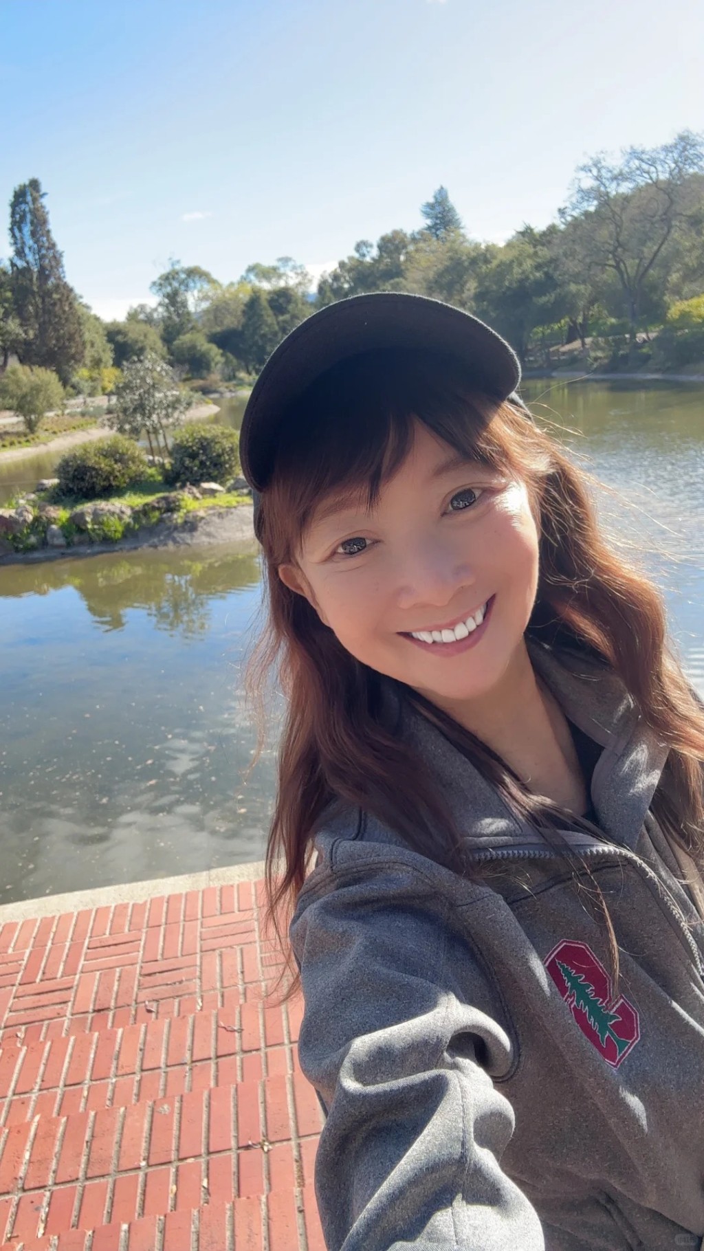 陳美齡一家人去了公園,共享天倫。 陳美齡一家人去了公園,共享天倫。