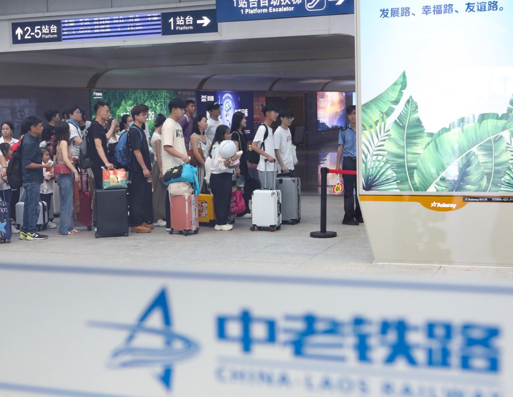 國慶黃金周最後一日，旅客搭火車趕回程。　新華社