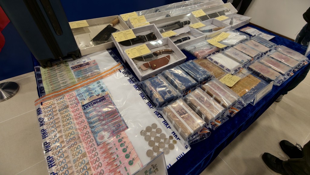 警方在單位內檢獲海洛英及大量武器。黃文威攝 警方在單位內檢獲海洛英及大量武器。黃文威攝