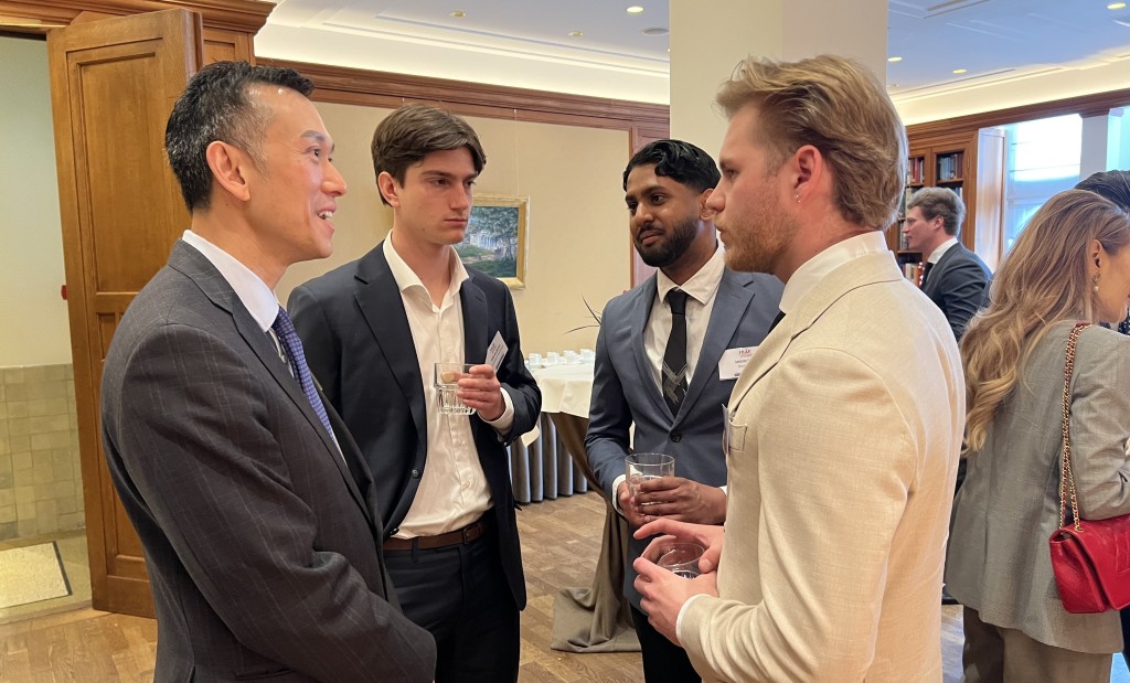 香港人才服务办公室总监陈海劲（左一）在阿姆斯特丹与荷兰香港工商总会的代表就香港发展机遇交流意见。