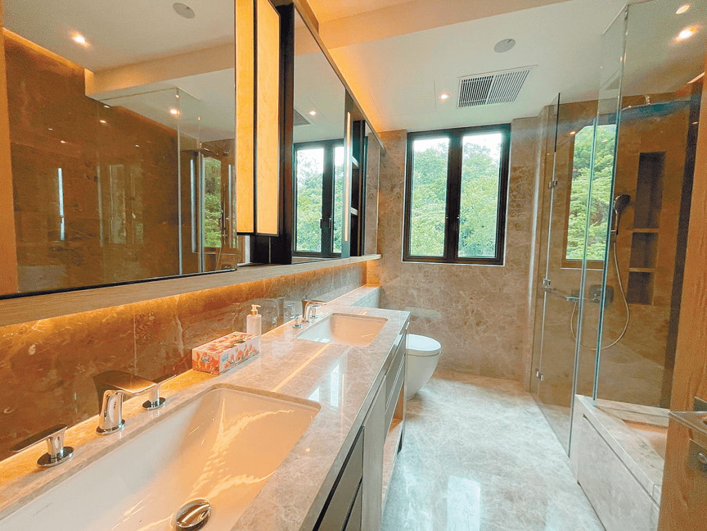 浴室铺有云石瓷砖，用料一丝不苟。