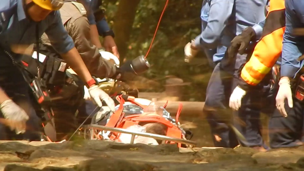事主受傷被綁在擔架準備吊上直升機。