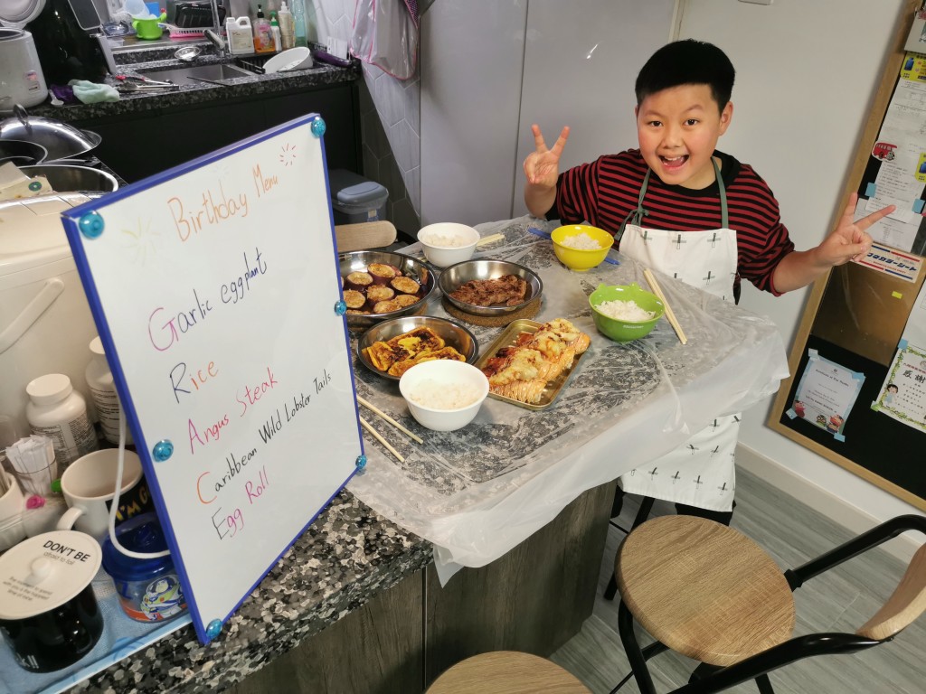 ■不時與媽媽一起入廚,現時廖太Jenny已教Shaun烹調技巧,好讓她外出數天工作時,兒子可照顧自己飲食。 ■不時與媽媽一起入廚,現時廖太Jenny已教Shaun烹調技巧,好讓她外出數天工作時,兒子可照顧自己飲食。