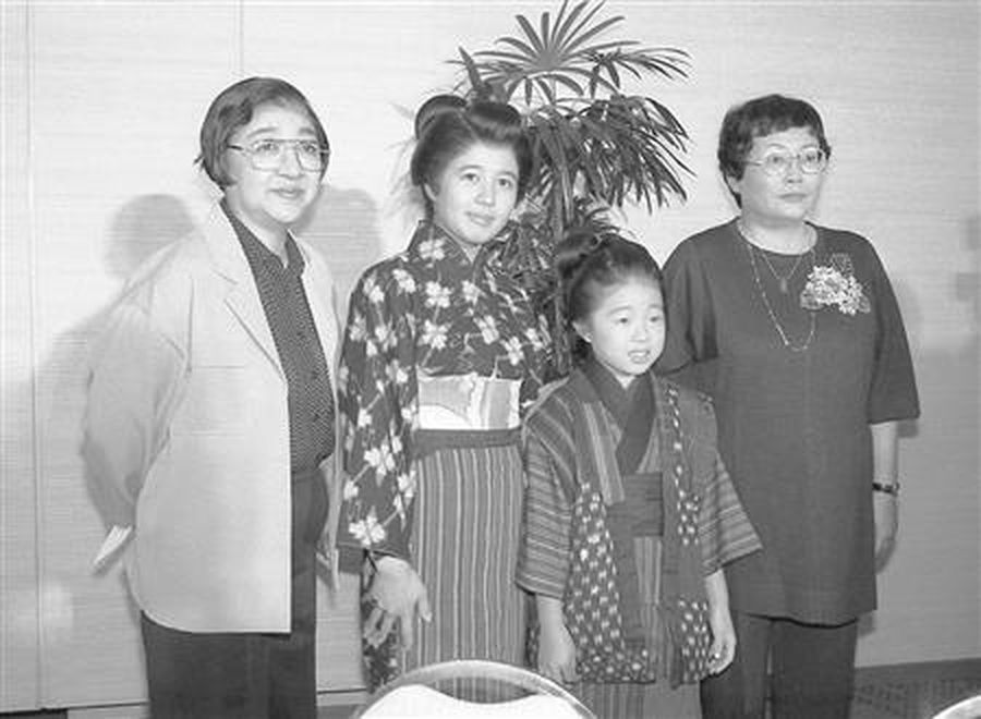 橋田(右)曾撰寫經典日劇《阿信的故事》。