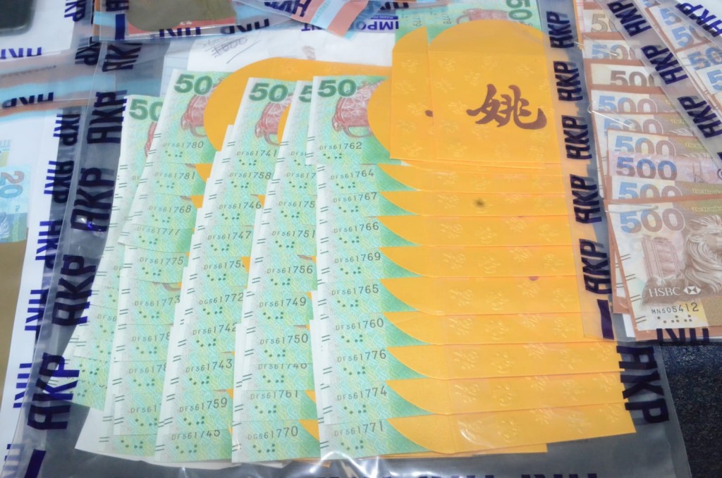 警方檢獲一批名牌手袋及現金等。
