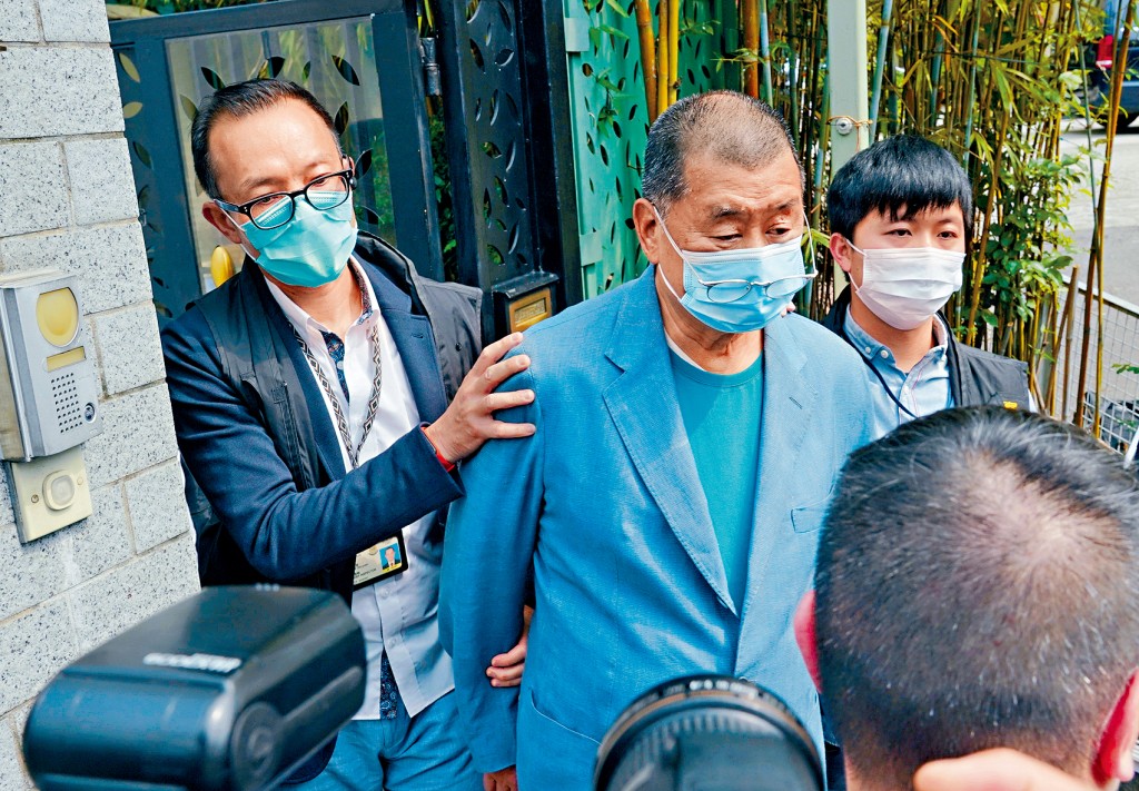 黎智英昨日一度不斷堅稱對《香港人權與民主法案》沒有興趣，後突然「轉軚」稱終於記起自己當時對法案有興趣，亦相信美國能藉此制裁中港官員。