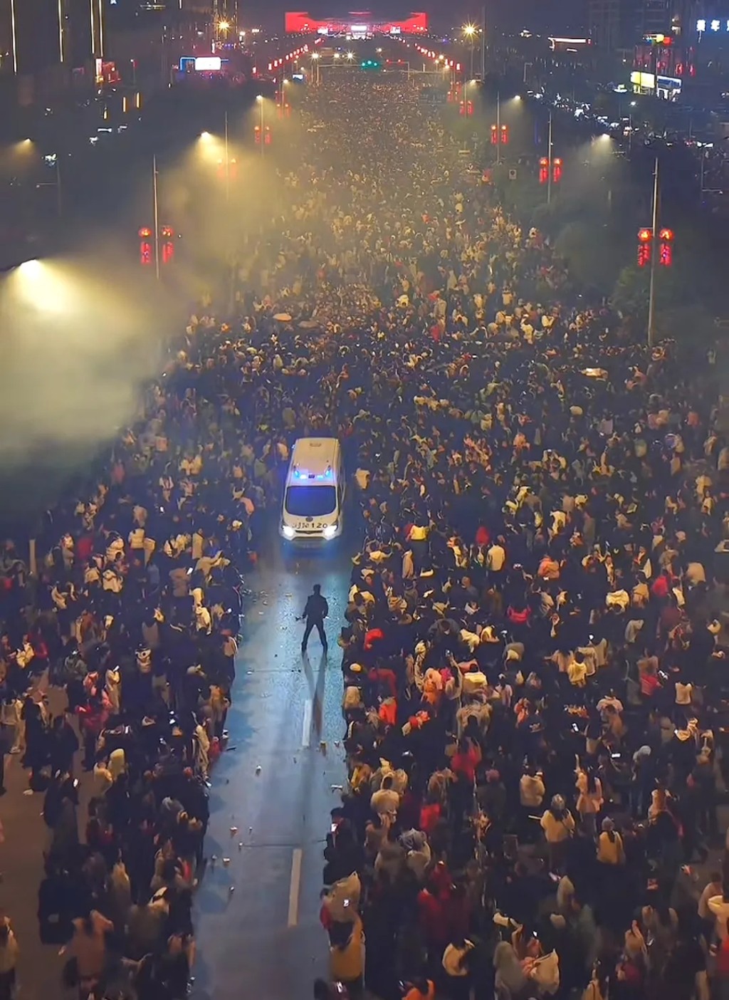 民眾自發讓路供救護車通過。《瀟湘晨報》