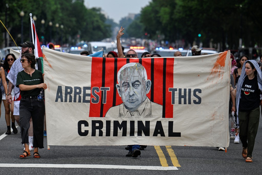 挺巴人示威者继续在白宫外示威，抗议内塔尼亚胡到访。路透社