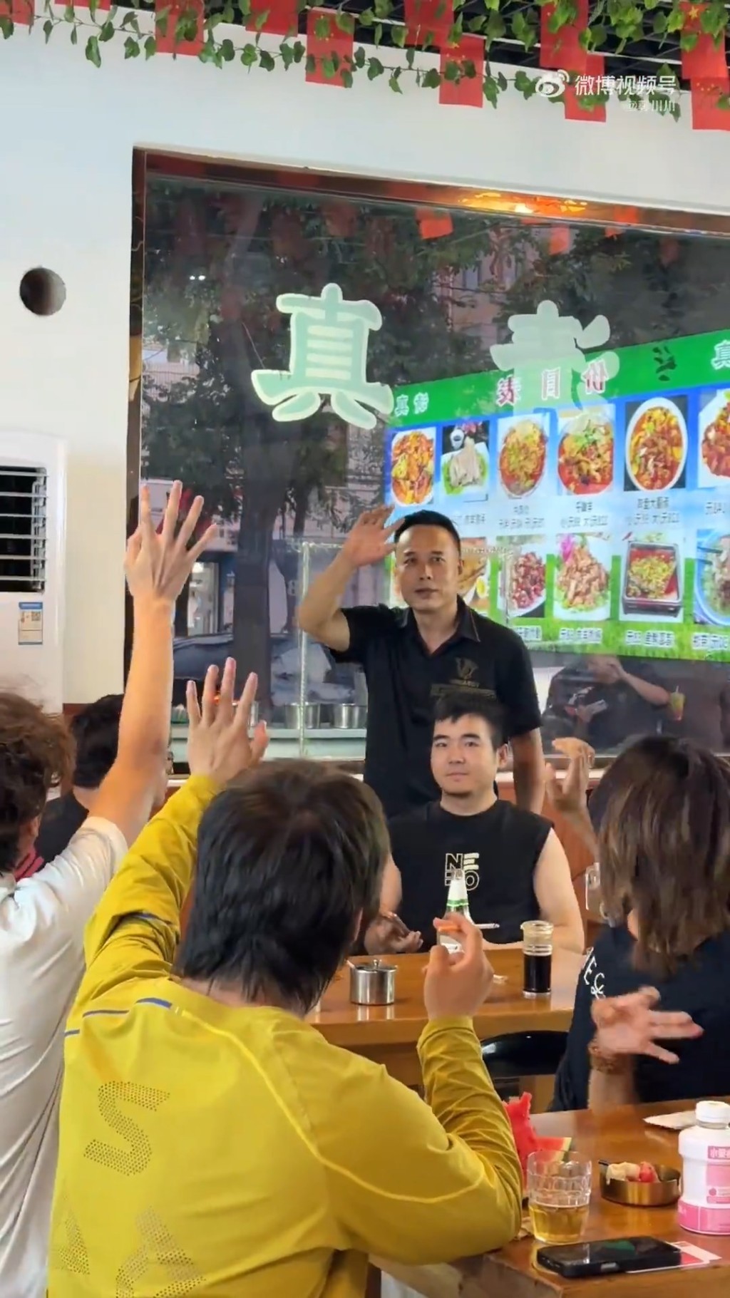 陕西铜川一餐厅店员被指外貌酷似特斯拉（Tesla）创办人马斯克。微博@尊川川