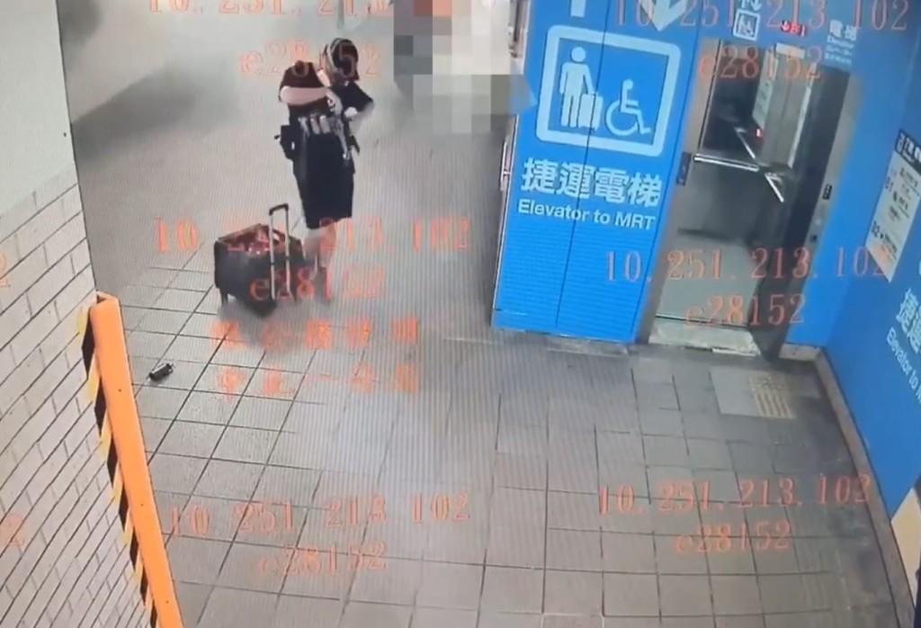 張文19日犯案時不斷換裝扮路人及使用不同交通工具逃走。中時