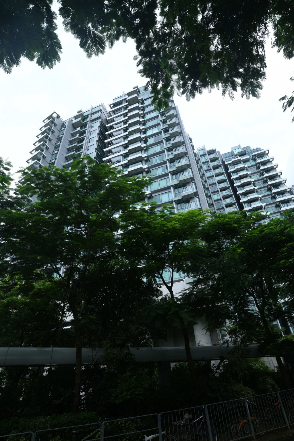 嵐山分為2期發展，由8座物業組成，合提供約1350伙。