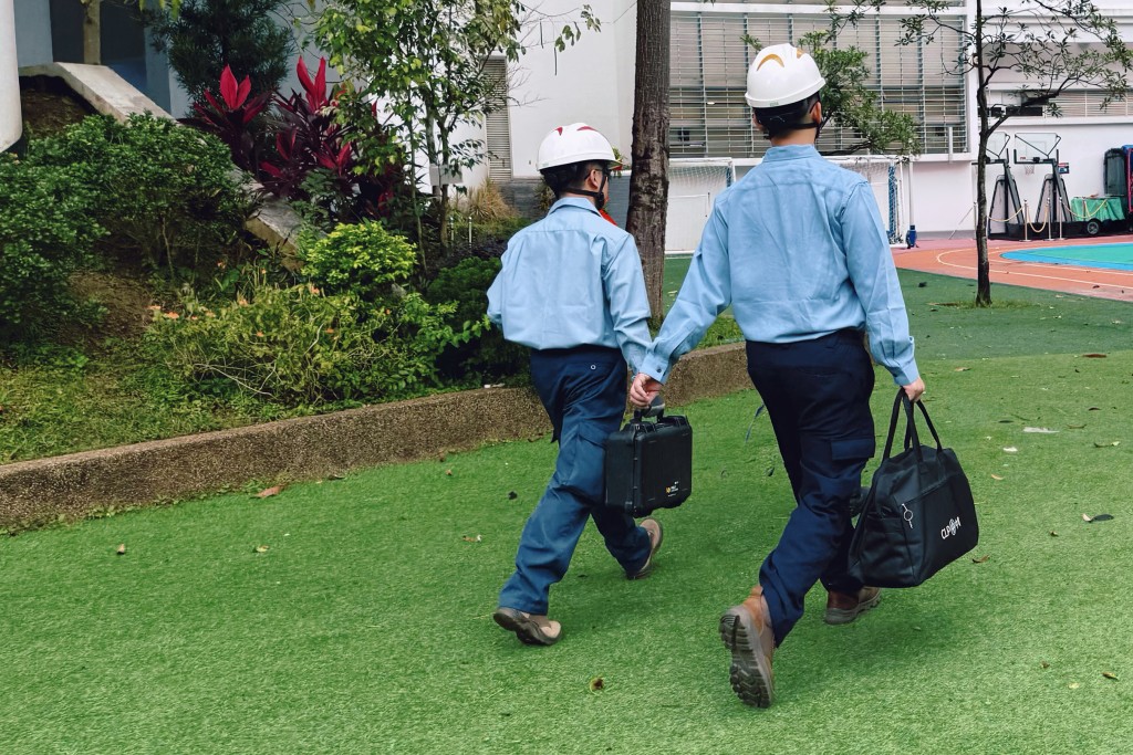 中電緊急服務組人員到場進行緊急截電。 中電緊急服務組人員到場進行緊急截電。