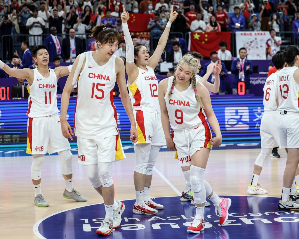 中國隊球員在獲勝後慶祝。 當日，在杭州亞運會籃球項目女子決賽中，中國隊以74比72戰勝日本隊，奪得冠軍。 新華社