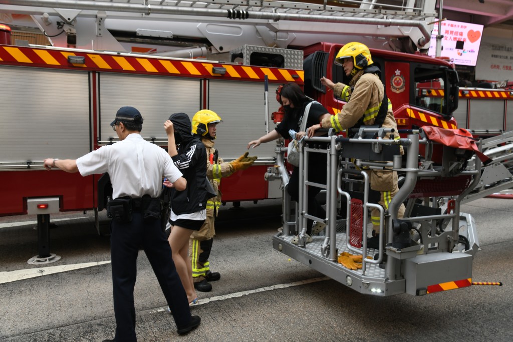 經過一輪奮力搶救，約10時30分，消防將火勢大致救熄。