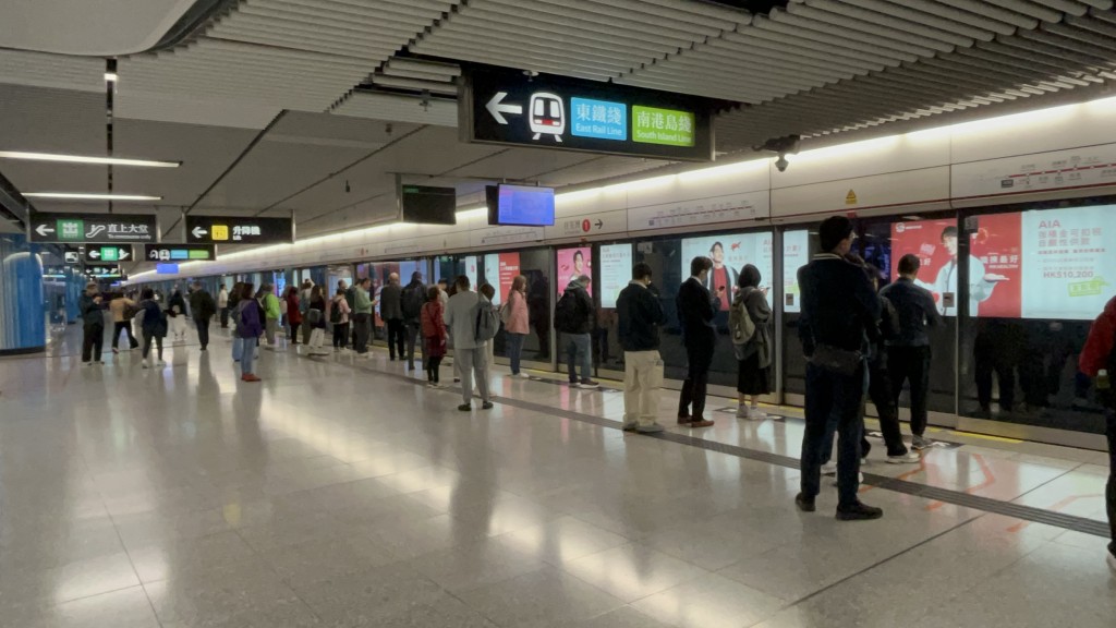 港鐵金鐘站信號設備一日兩故障 荃灣綫行車一度受阻。資料圖片