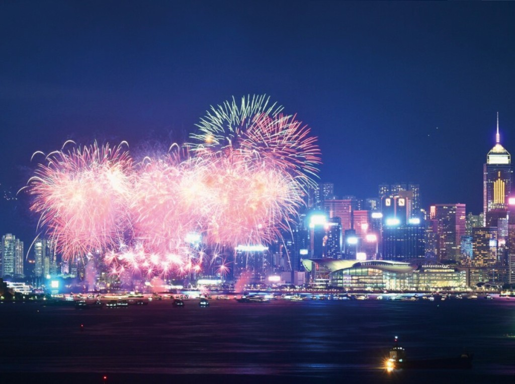 全港市民及中外遊客一起觀賞煙花匯演，共賀國慶。