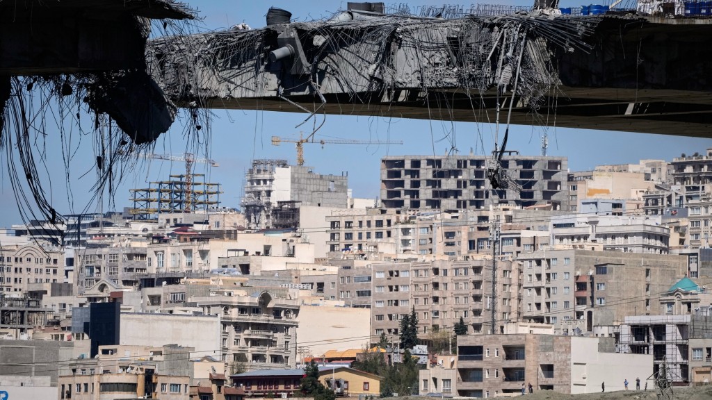 伊朗卡拉季橋樑被炸毀。  美聯社