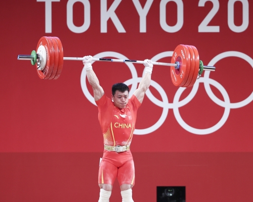 諶利軍取得男子舉重67公斤級比賽冠軍。新華社相片