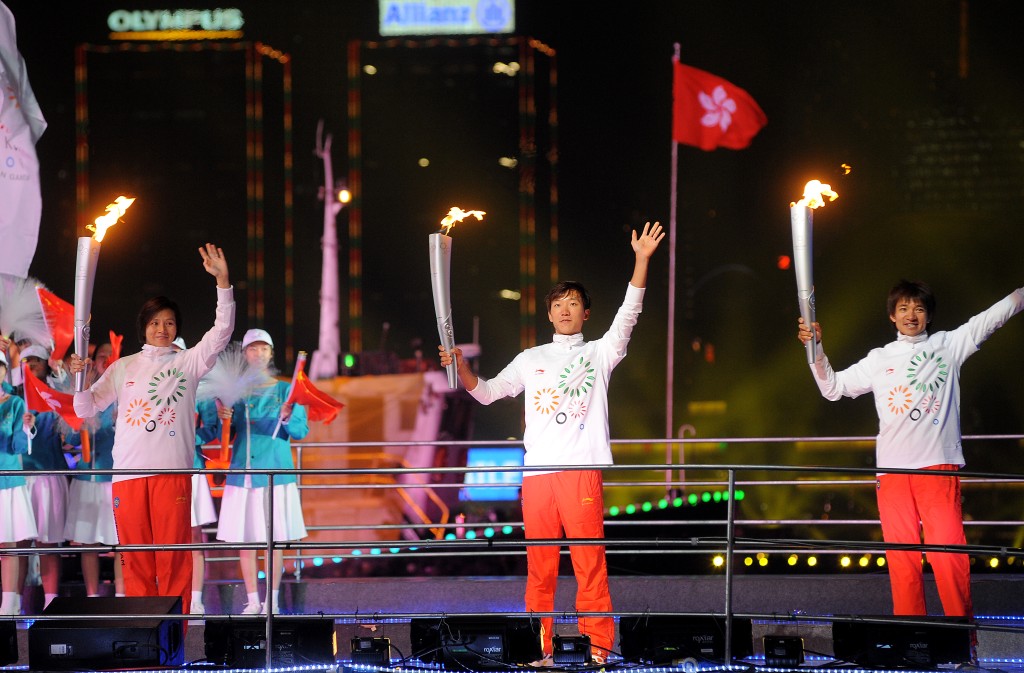 2009年东亚运动会，李丽珊(左起)、张敬炜及黄金宝在开幕礼上举起火炬。 资料图片