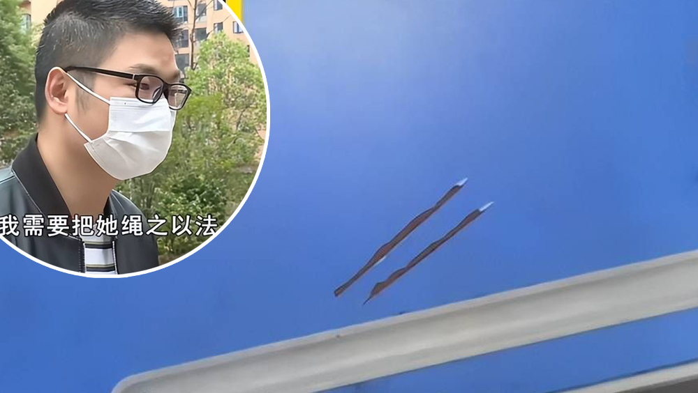 女兒遭欺負母持刀劈同學桌子,雙方家長互相指責。