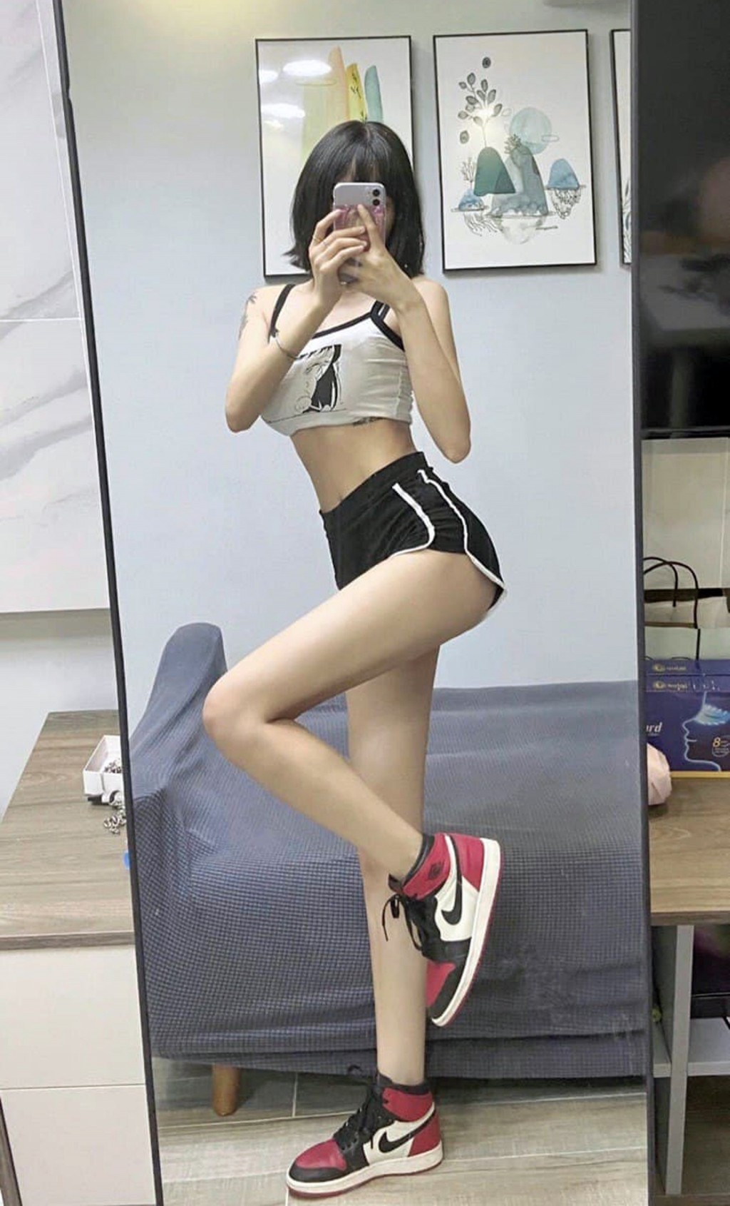 內地山寨廠Telegram發布女模特兒試穿高仿波鞋的相片。 網上圖片