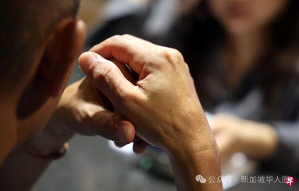 新加坡大叔陳先生網戀迷上「杭州少婦」,被騙光賣樓錢。新明日報 新加坡大叔陳先生網戀迷上「杭州少婦」,被騙光賣樓錢。新明日報