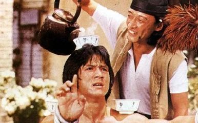 石天拍《醉拳》,搞笑詼諧演出,令人印象深刻。