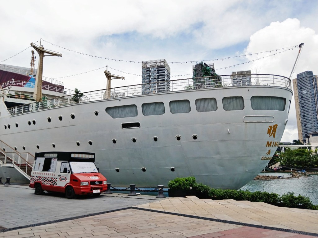 集酒店、酒吧、餐厅于一身的「明华轮」。