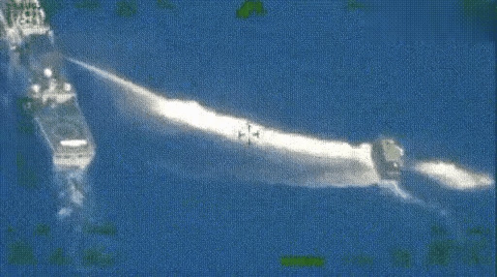 中國海警船水炮射向菲律賓船艦。