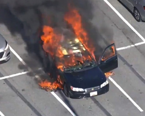 私家車起火後迅即燒通頂。網圖