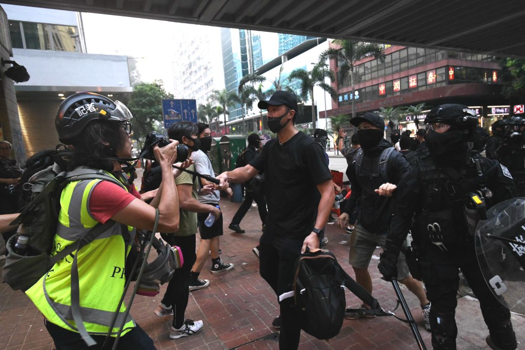 有警員疑喬裝成示威者。