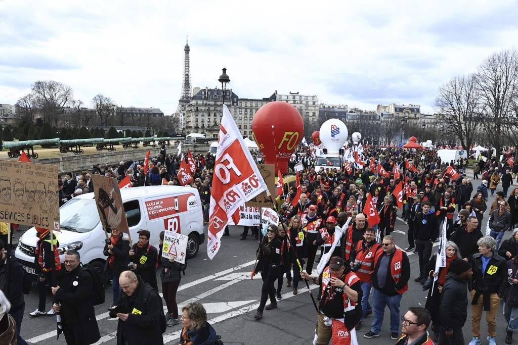 在巴黎有大批示威者上街游行。美联社