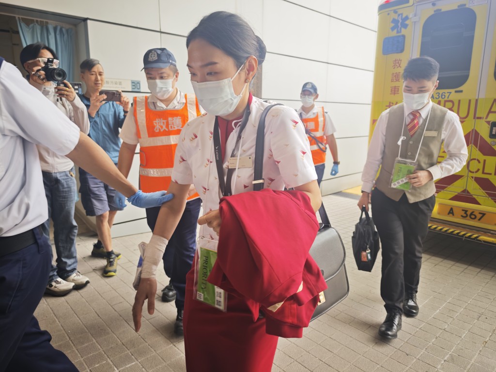 有空姐手部受傷經包紮後送院。黎志偉攝 有空姐手部受傷經包紮後送院。黎志偉攝