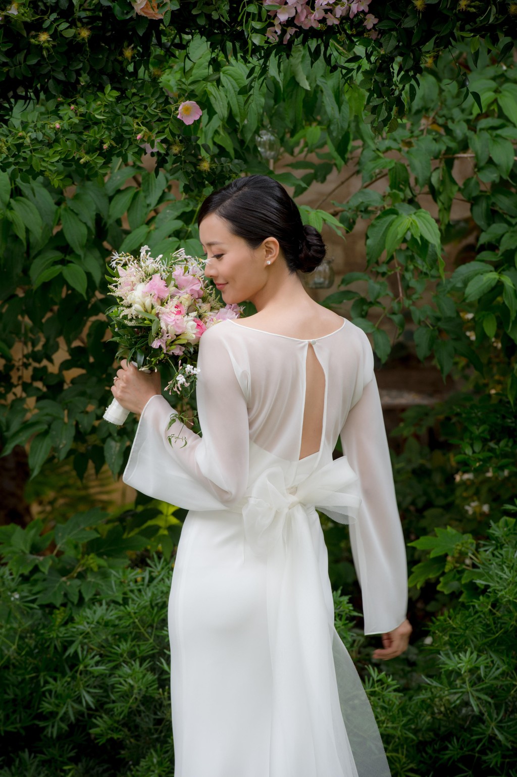 陳法拉的婚紗肩背都用了cut-out設計，背部有蝴蝶結。