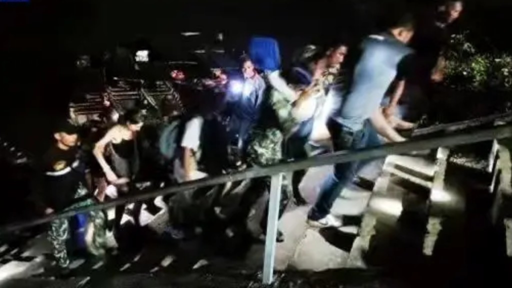泰國旅行團被困洞穴 1名導遊死亡23人獲救。(央視)