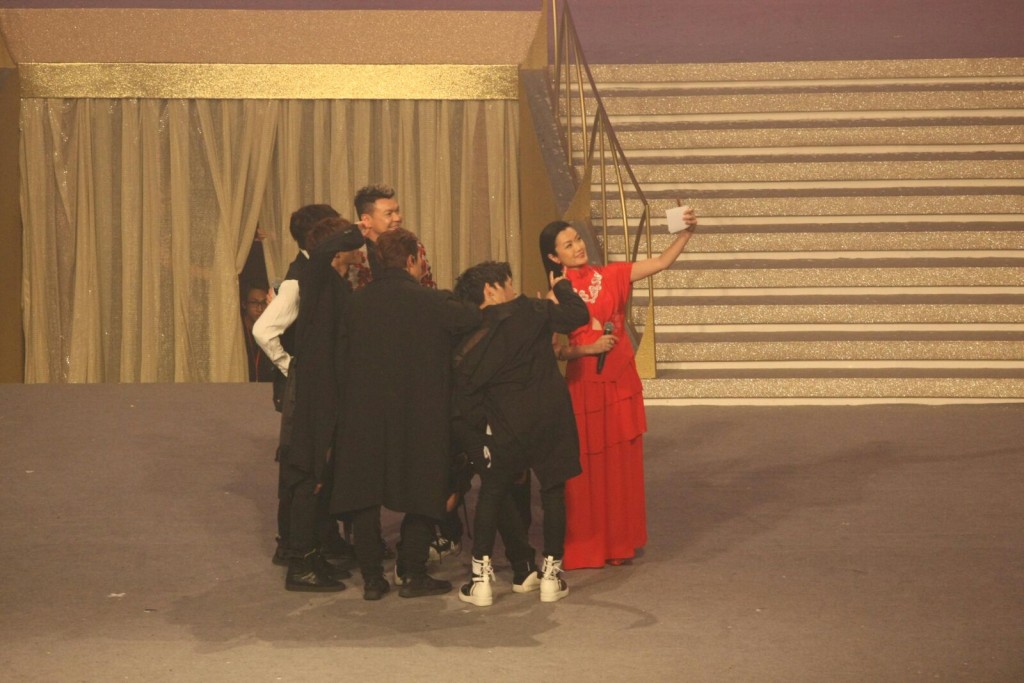 方健仪同INFINITE一齐影返张靓相。