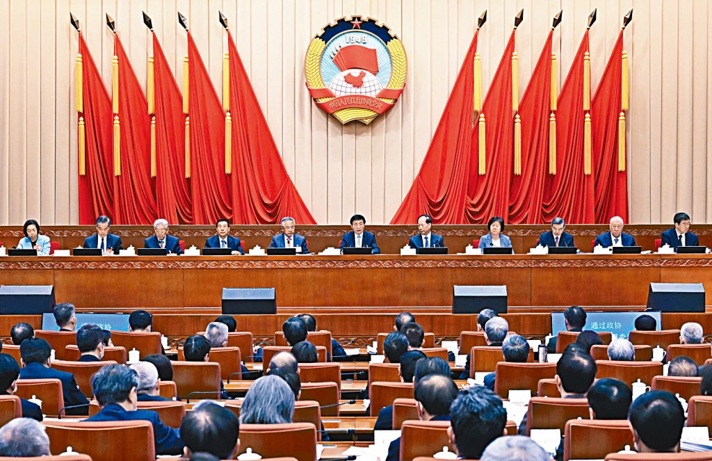 全國政協主席團會議由王滬寧主持。