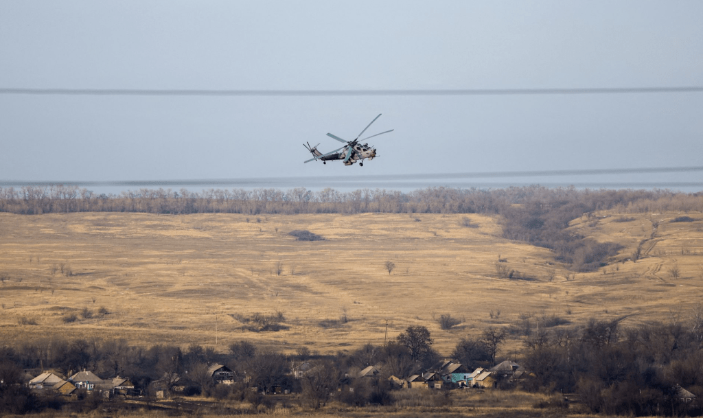 2023 年 1 月 19 日，俄羅斯控制的烏克蘭盧甘斯克地區的俄烏衝突期間，一架俄羅斯 Mi-28 軍用直升機飛越定居點。路透社