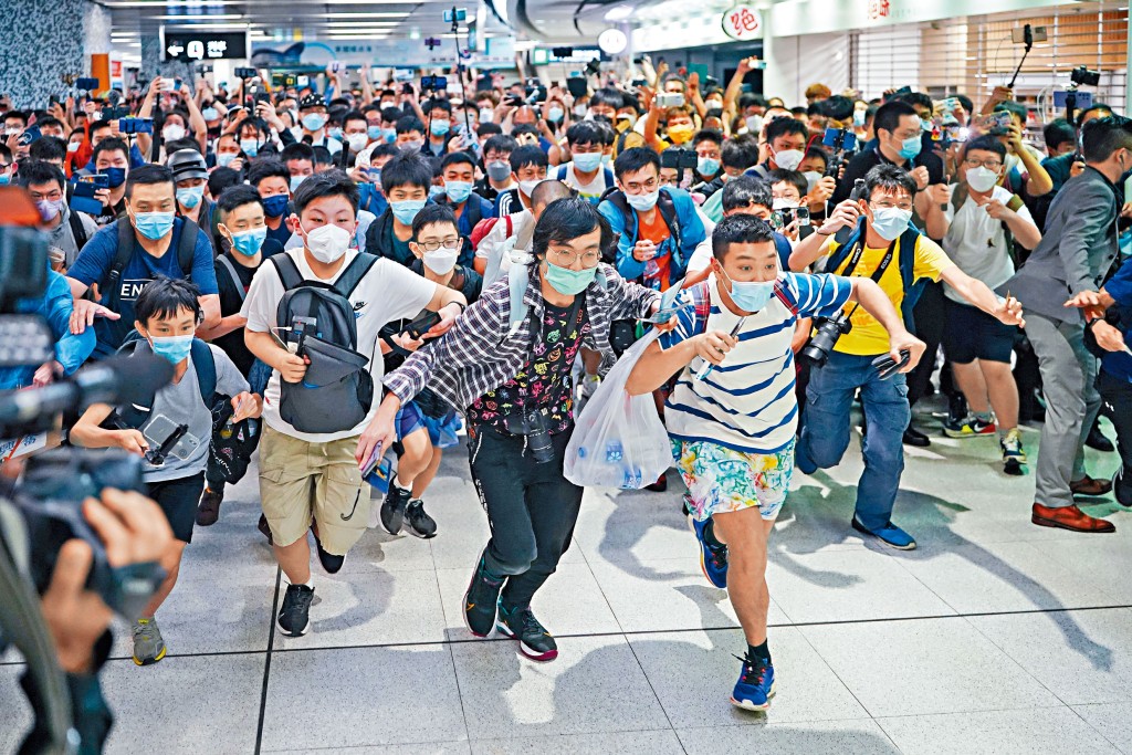 會展站昨日開放，大批鐵路迷「搶閘」乘坐特別頭班車。