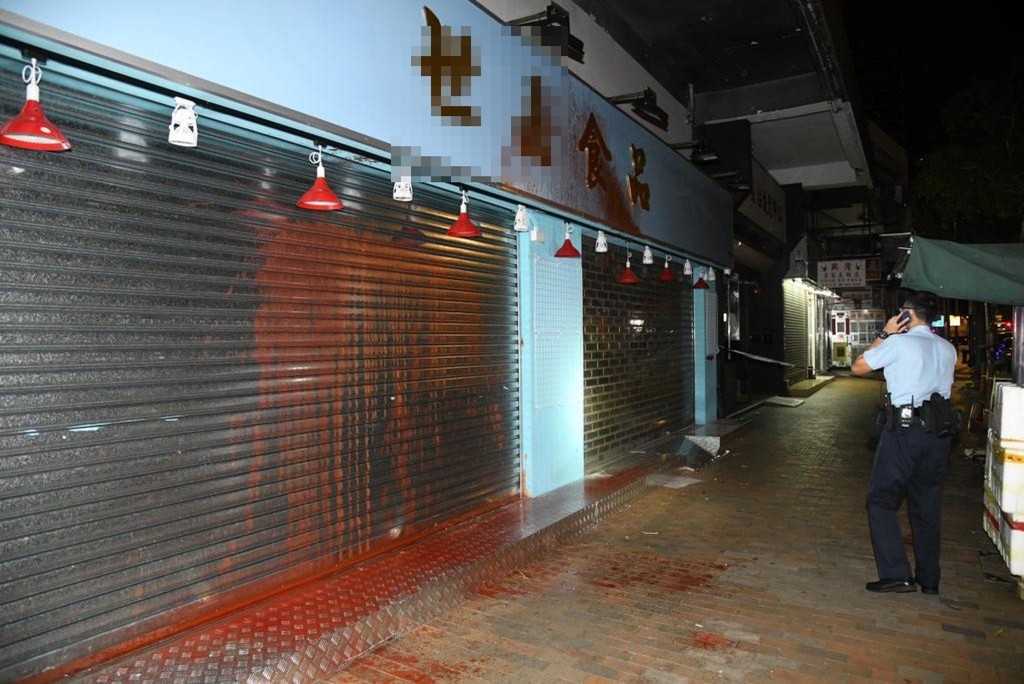 店鋪被歹徒淋潑漆油刑毀,警員到場調查。李家傑攝