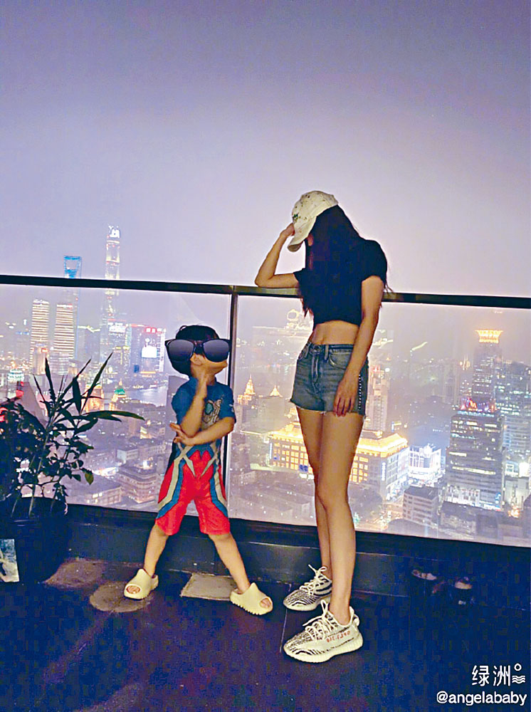 Baby难得晒母子合照，但对「小海绵」的样貌还是十足保密。