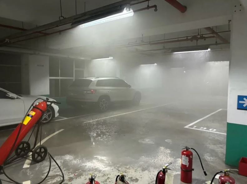 台湾新竹芯片光电SUV自燃冒出浓烟，全厂1100员工须紧急疏散。
