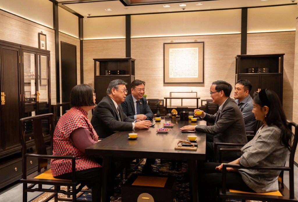 商務及經濟發展局局長丘應樺（左二）和投資署助理署長劉智元（左三）與老鋪黃金執行董事及副總經理馮建軍（右二）和老鋪黃金副總經理謝曉芬（右一）於國際金融中心新店內會面。