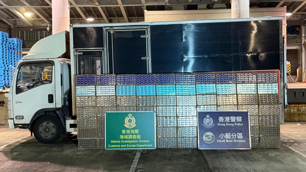 水警海關聯合打擊梅窩快艇走私 截獲350萬元私煙