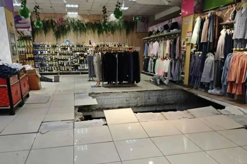 江蘇一商場發生地板下陷意外。