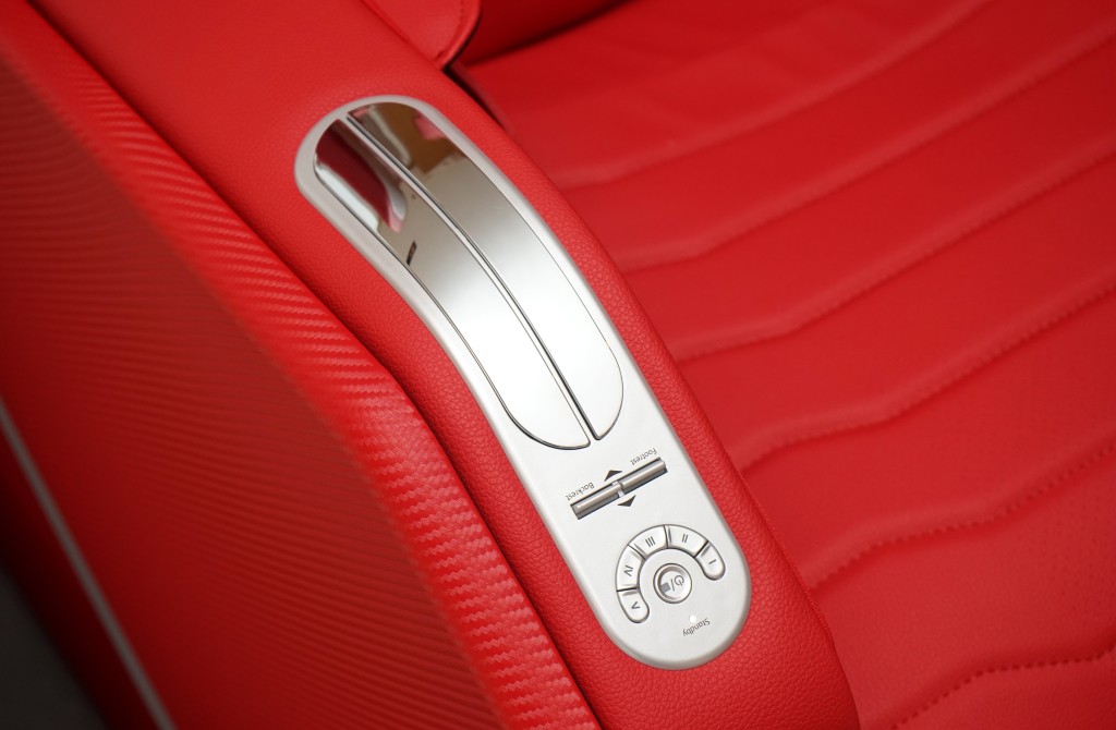 操控面板用上直式设计，椅垫则设有横纹，加强跑车椅风格。