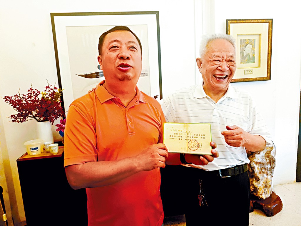 方志忠酷愛畫畫，早前其國畫老師方紀龍到新加坡旅遊，師徒合照留念。