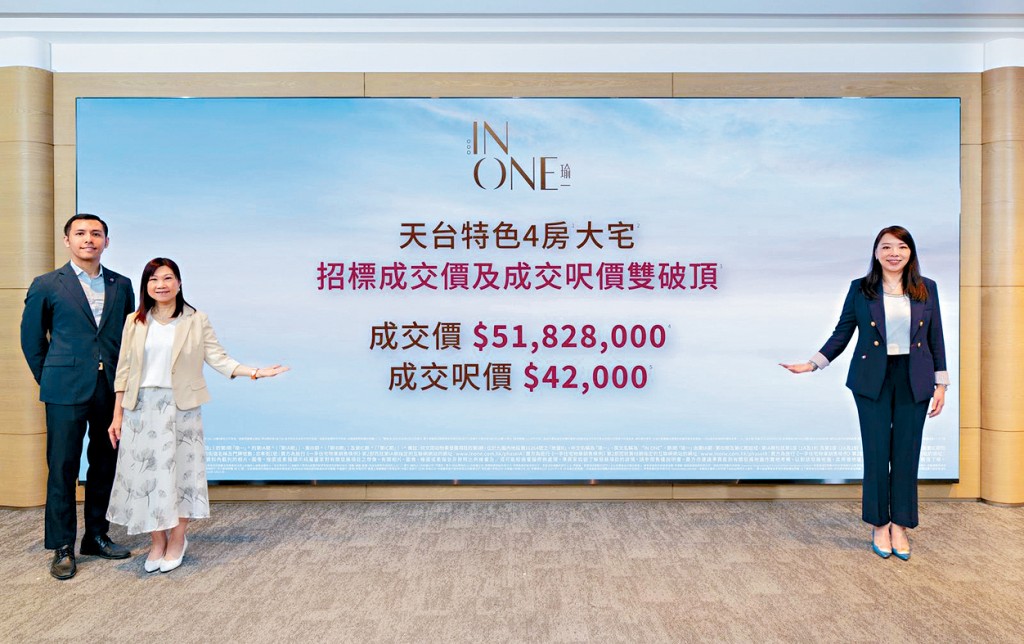 華懋封海倫（右）表示，瑜一將採惜售策略。中為陳慕蘭、左為吳錫麟。