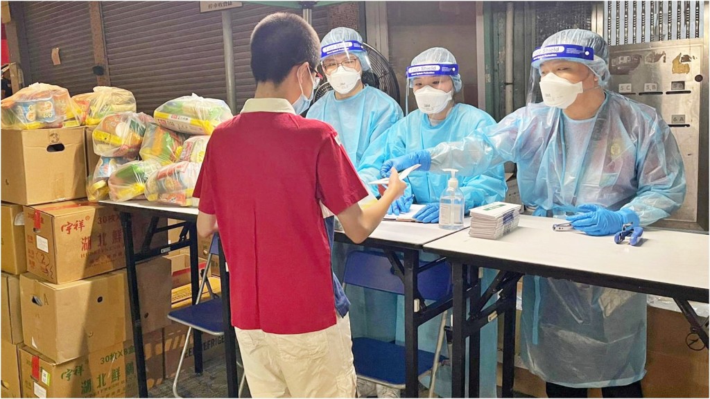 澳門市政署為圍封大廈居民提供應急食物包。網圖