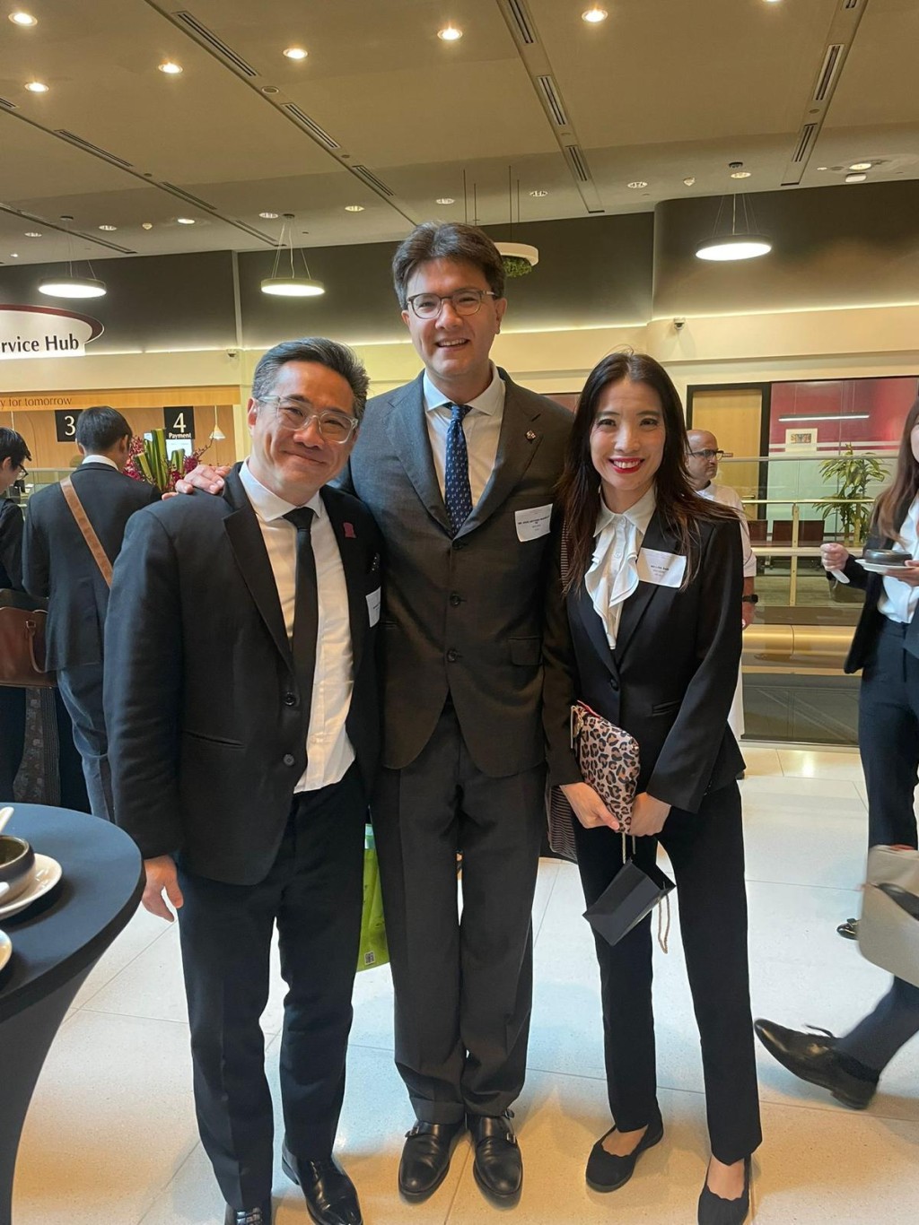 毛乐礼（中）与新加坡律师公会执委员委员Michael Chia（左）及新加坡律师公会上任会长岑慧敏（右）合照。大律师公会提供